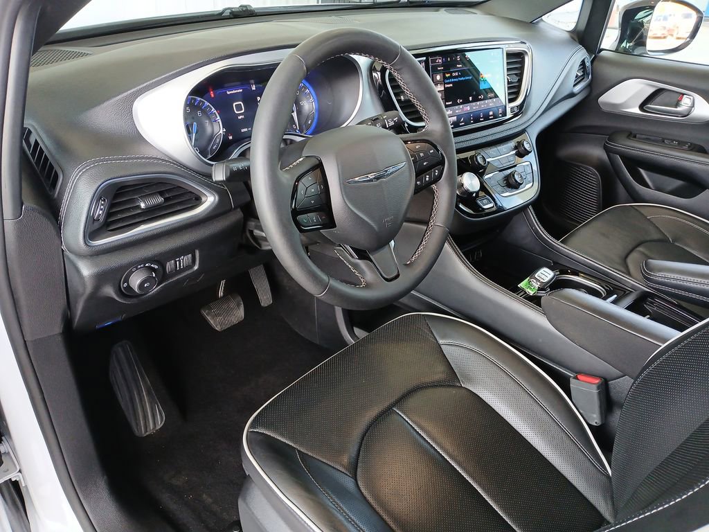 Used 2025 Chrysler Pacifica Limited image 10