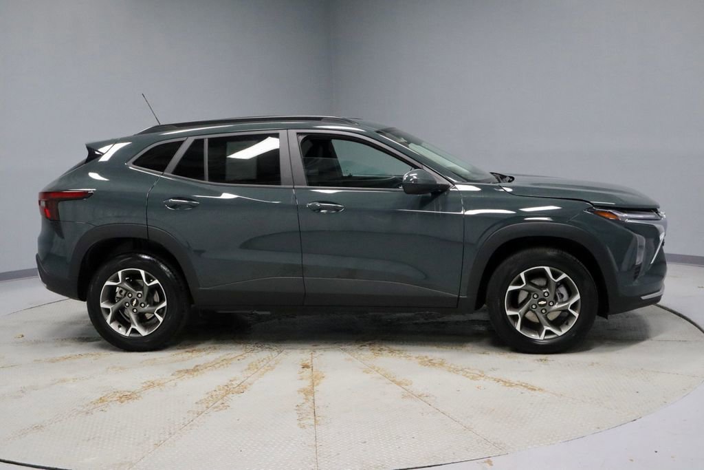 Used 2025 Chevrolet Trax LT w/ LT Convenience Package FWD image 11