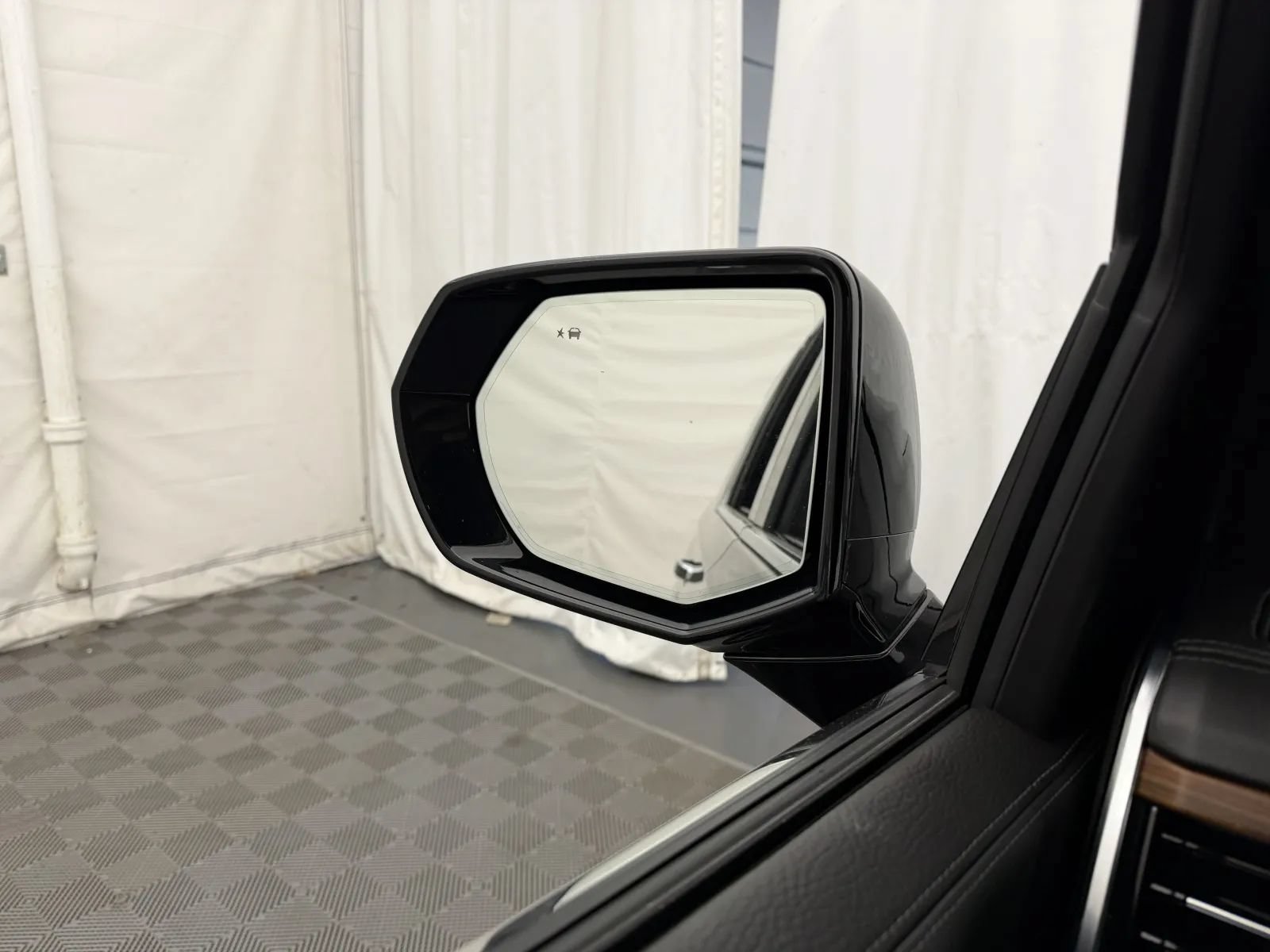 Used 2025 GMC Yukon XL Denali AWD/4WD image 16