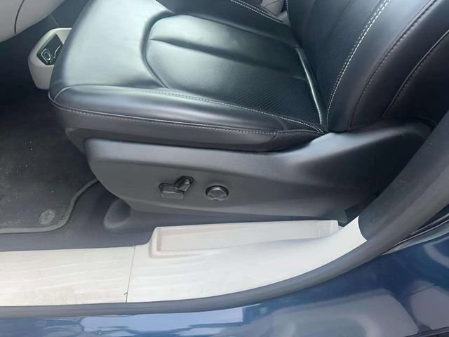 Used 2023 Chrysler Pacifica Touring-L image 7