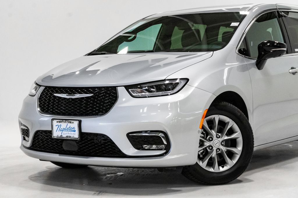 New 2026 Chrysler Pacifica Limited w/ Uconnect Theater Family Group FWD image 2