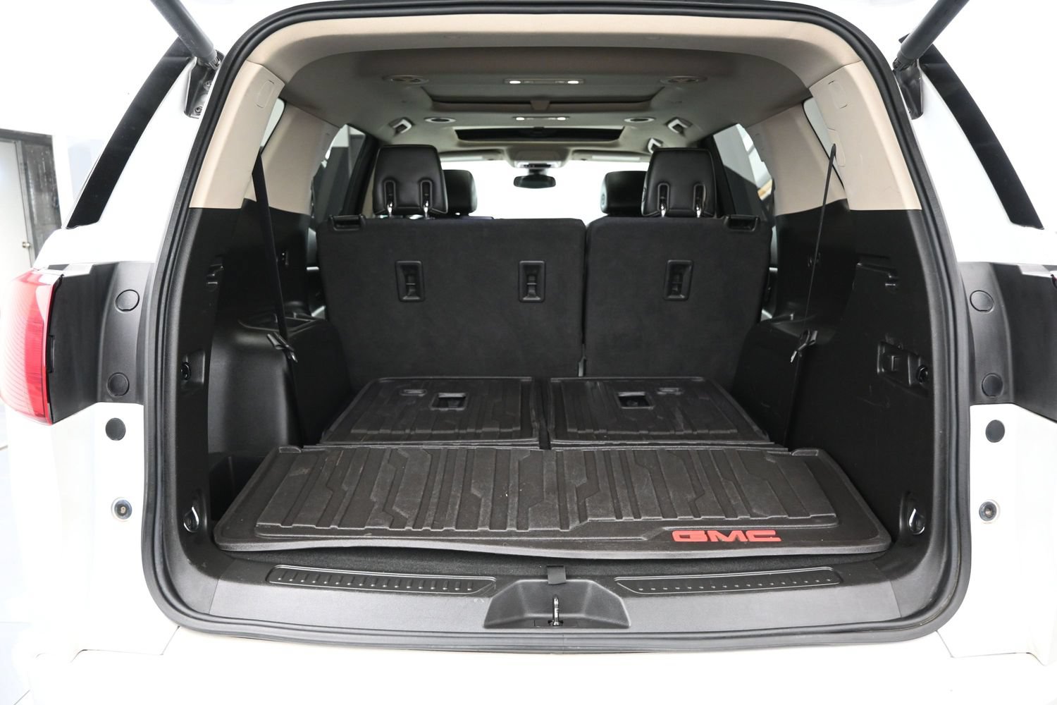 Used 2017 GMC Acadia Denali w/ Technology Package FWD image 8