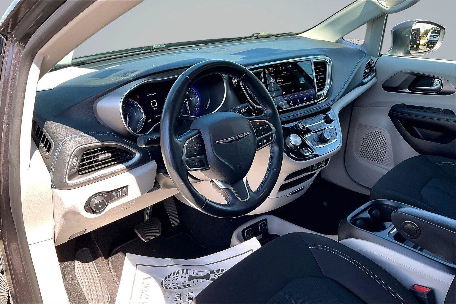 Used 2021 Chrysler Pacifica Touring w/ Cold Weather Group FWD image 14