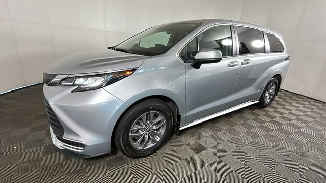 Used 2021 Toyota Sienna XLE FWD image 7