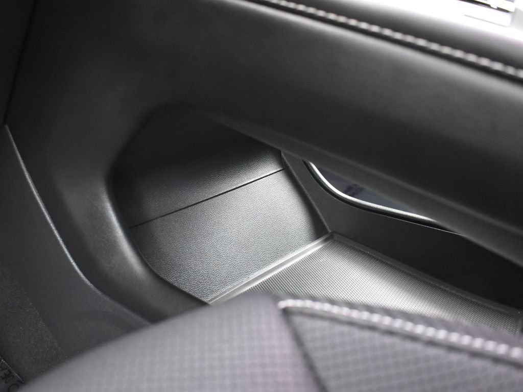 Used 2024 Volkswagen Atlas Cross Sport SE image 25