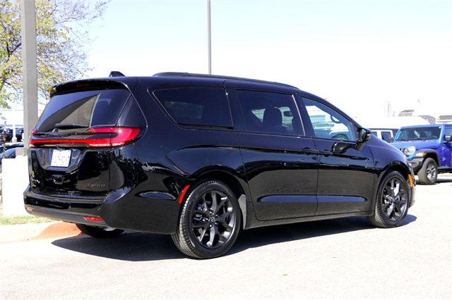 New 2026 Chrysler Pacifica Limited image 5