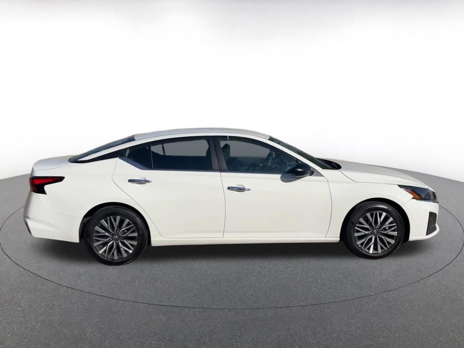 Used 2025 Nissan Altima 2.5 SV image 16