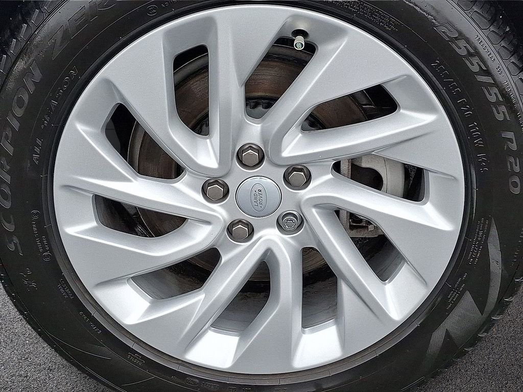 Certified 2025 Land Rover Discovery S image 7