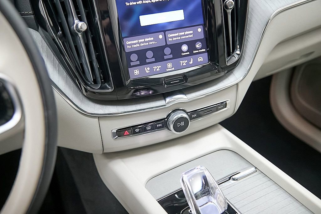 Certified 2024 Volvo XC60 T8 Ultimate w/ Protection Package Premier image 16