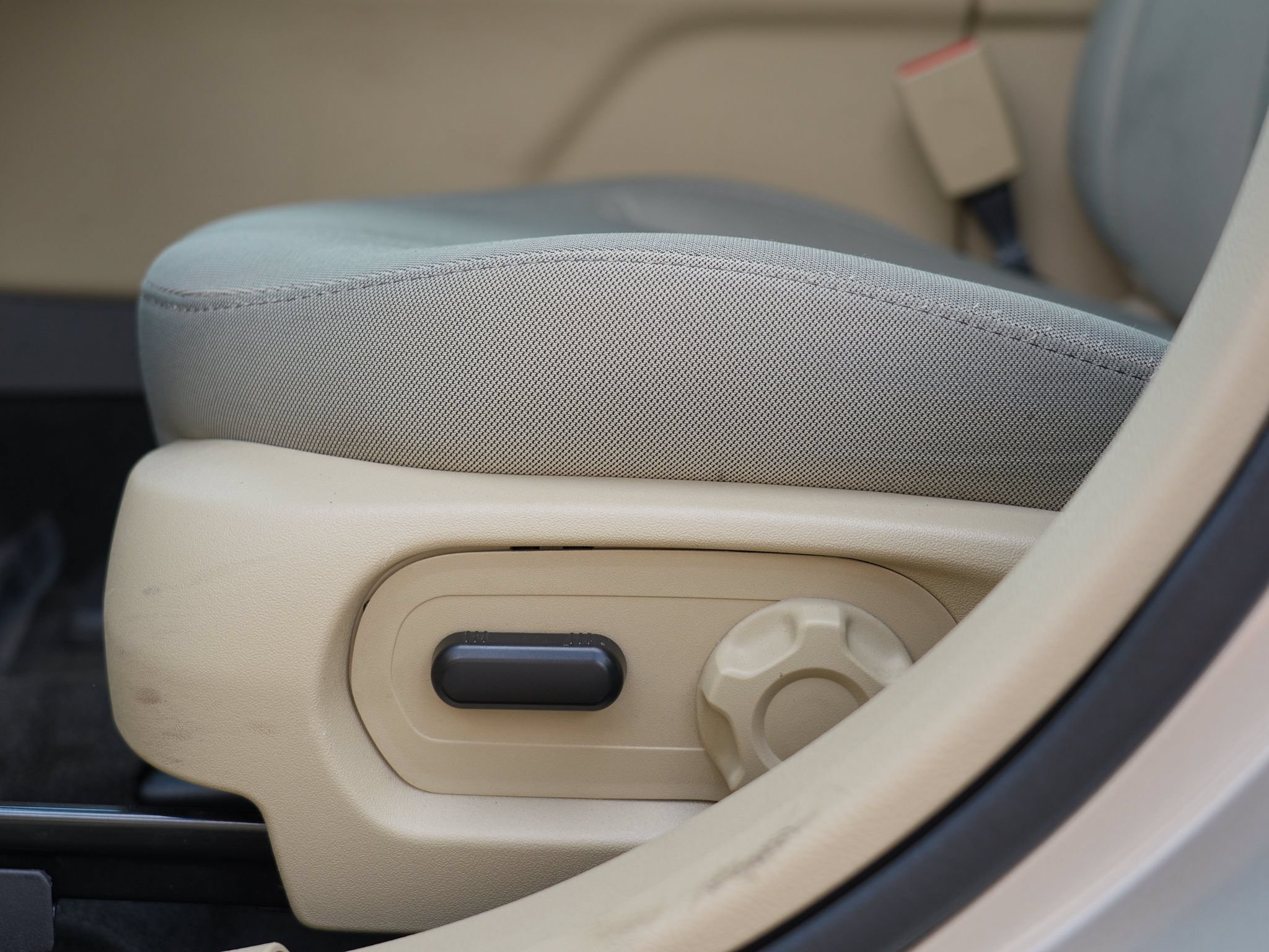 Used 2018 Ford Taurus SE FWD image 16