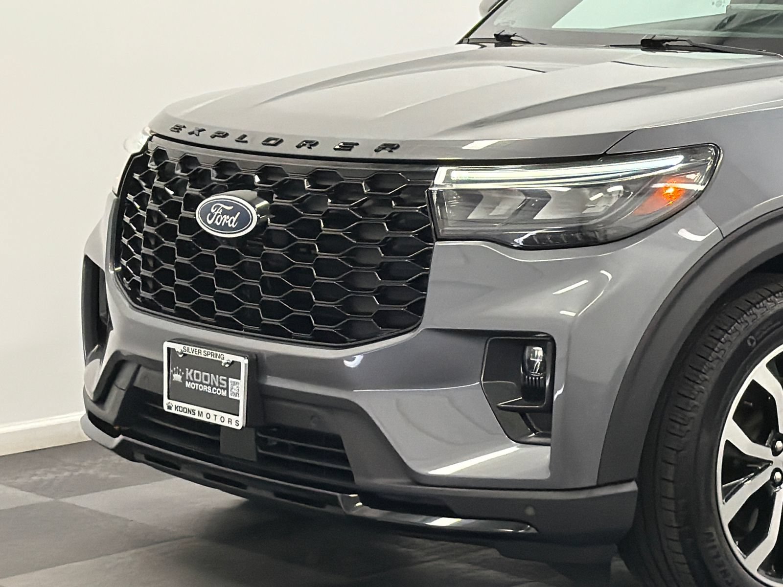 Used 2025 Ford Explorer ST-Line AWD/4WD image 2
