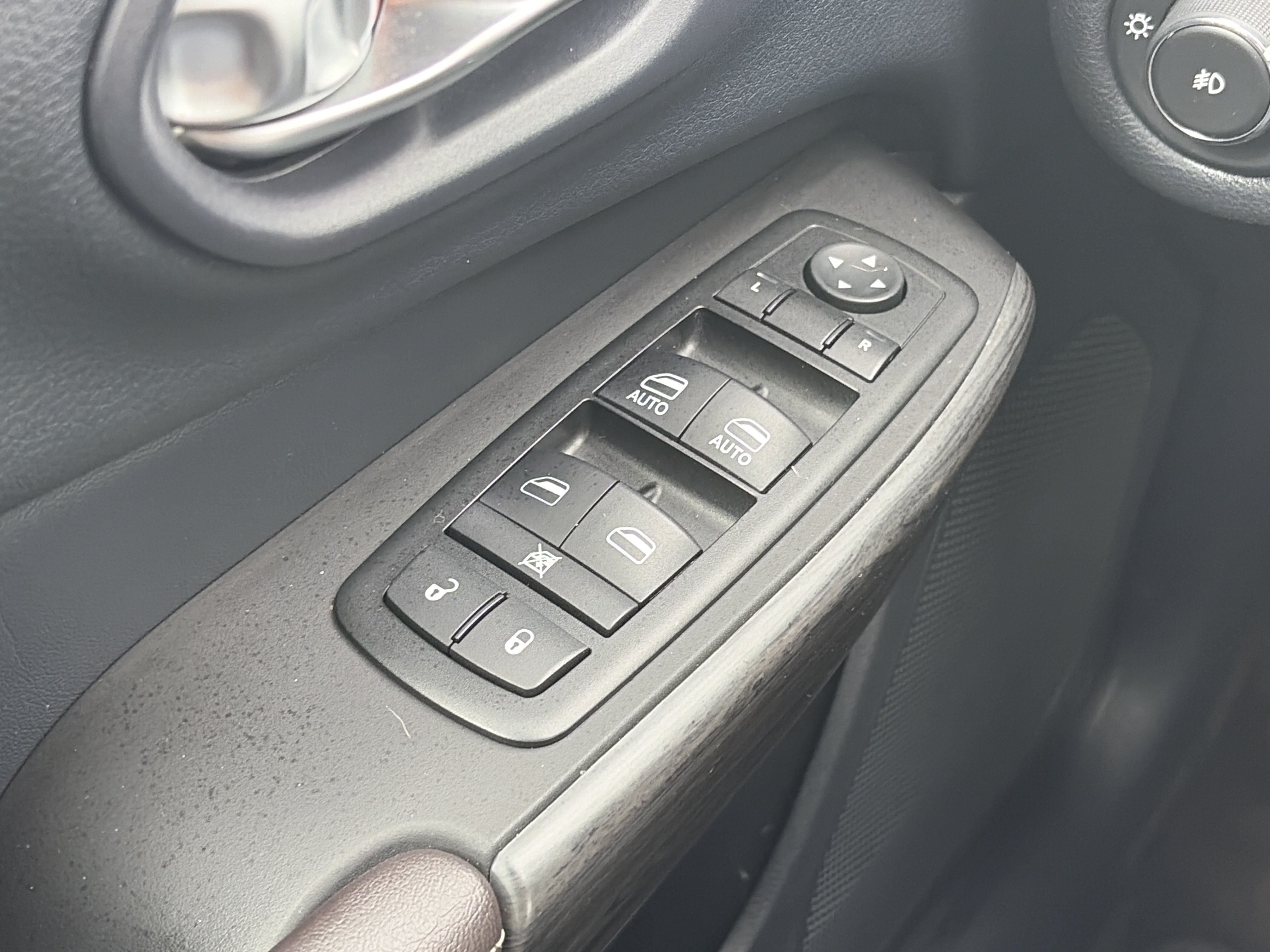 Used 2014 Jeep Cherokee Limited w/ Luxury Group AWD/4WD image 29