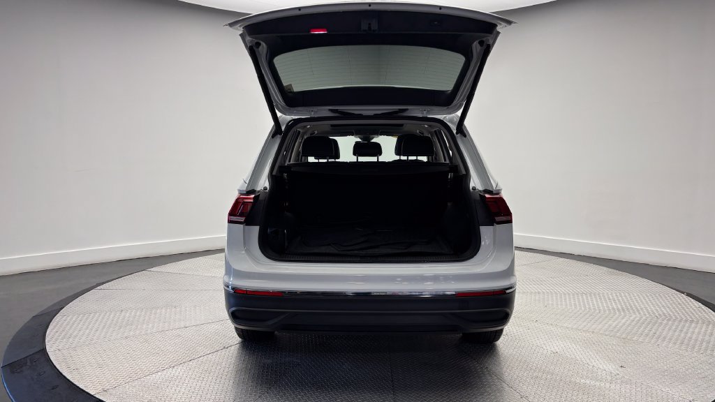 Used 2024 Volkswagen Tiguan SE w/ Panoramic Sunroof Package AWD/4WD image 39