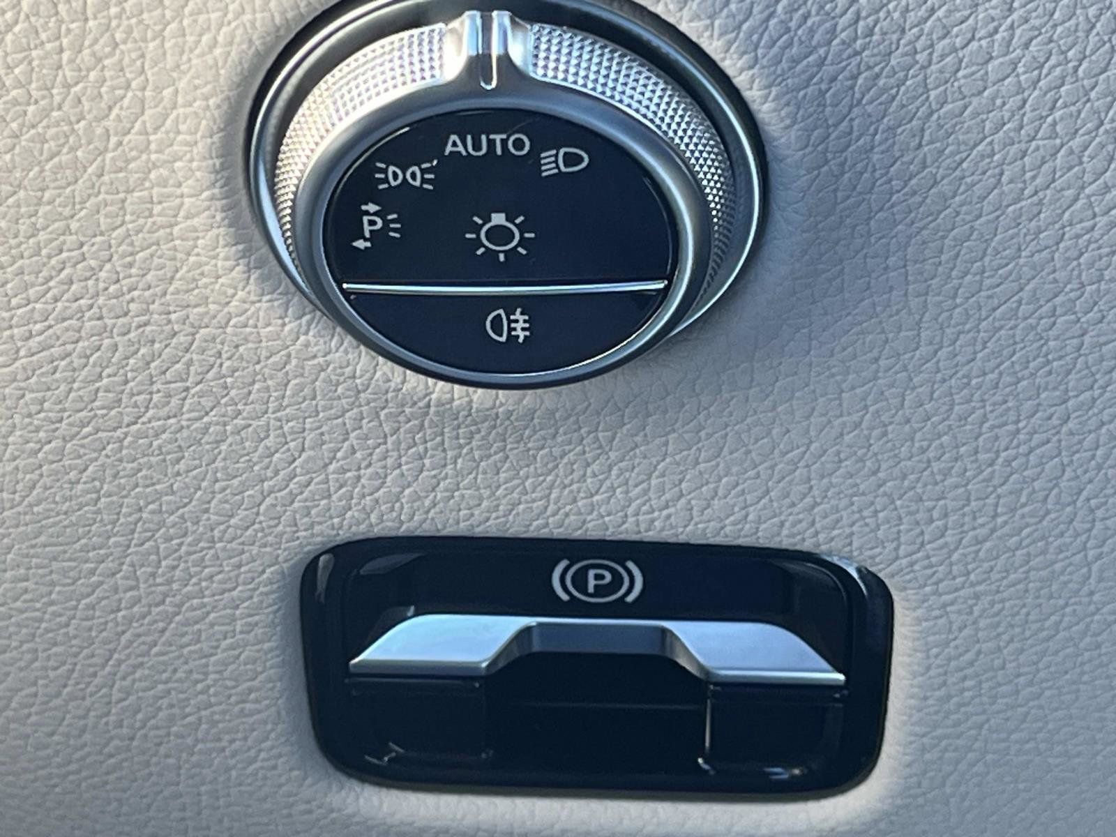 Certified 2025 Mercedes-Benz GLC 300 image 23