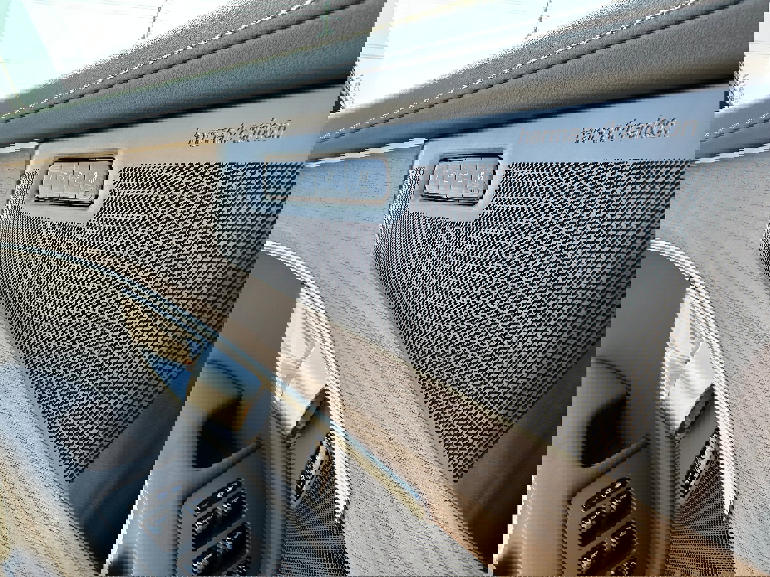 New 2025 Volvo XC90 T8 Plus w/ Protection Package Premier image 18