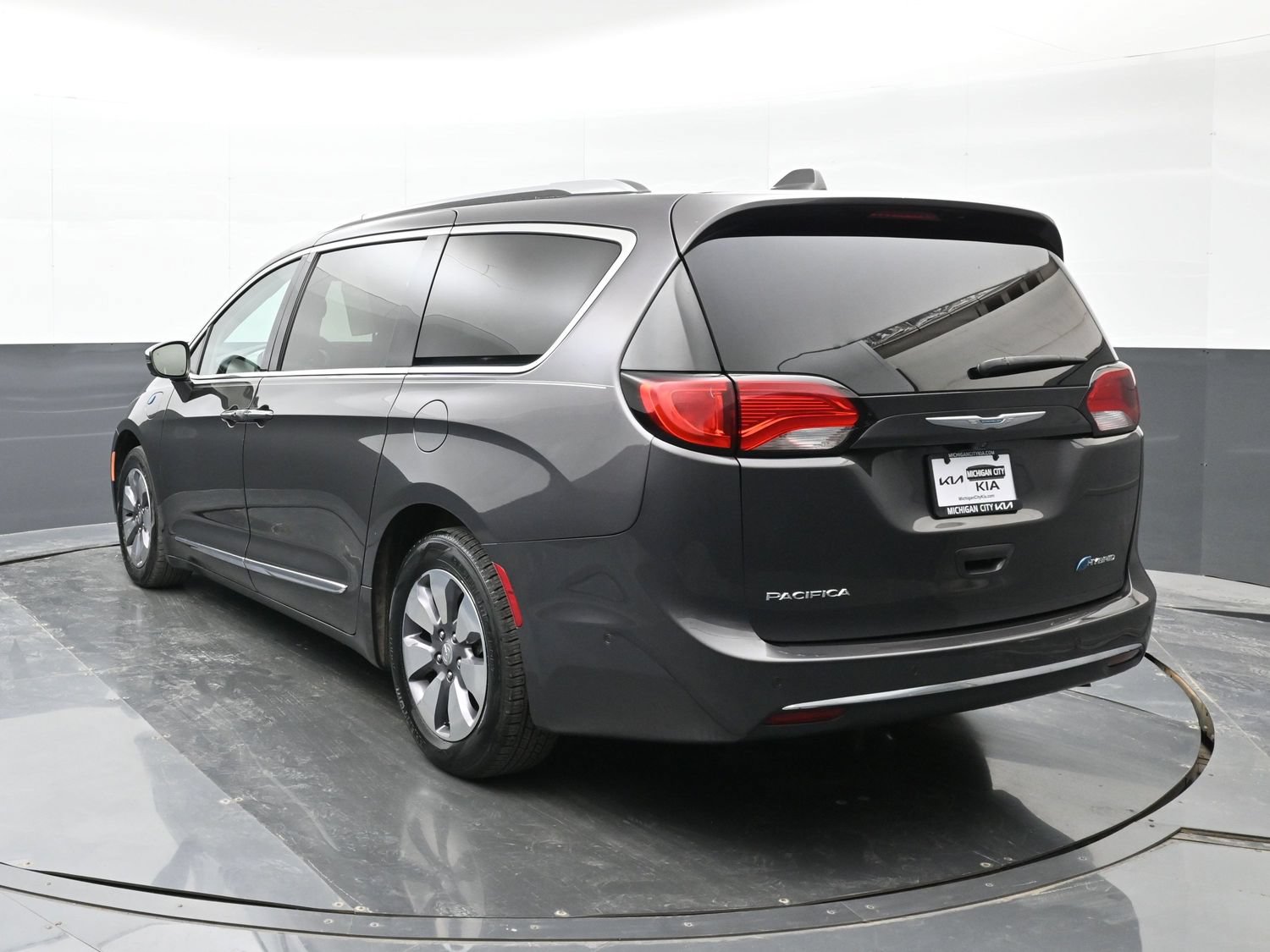 Used 2018 Chrysler Pacifica Limited w/ Advanced Safetytec Group FWD image 2
