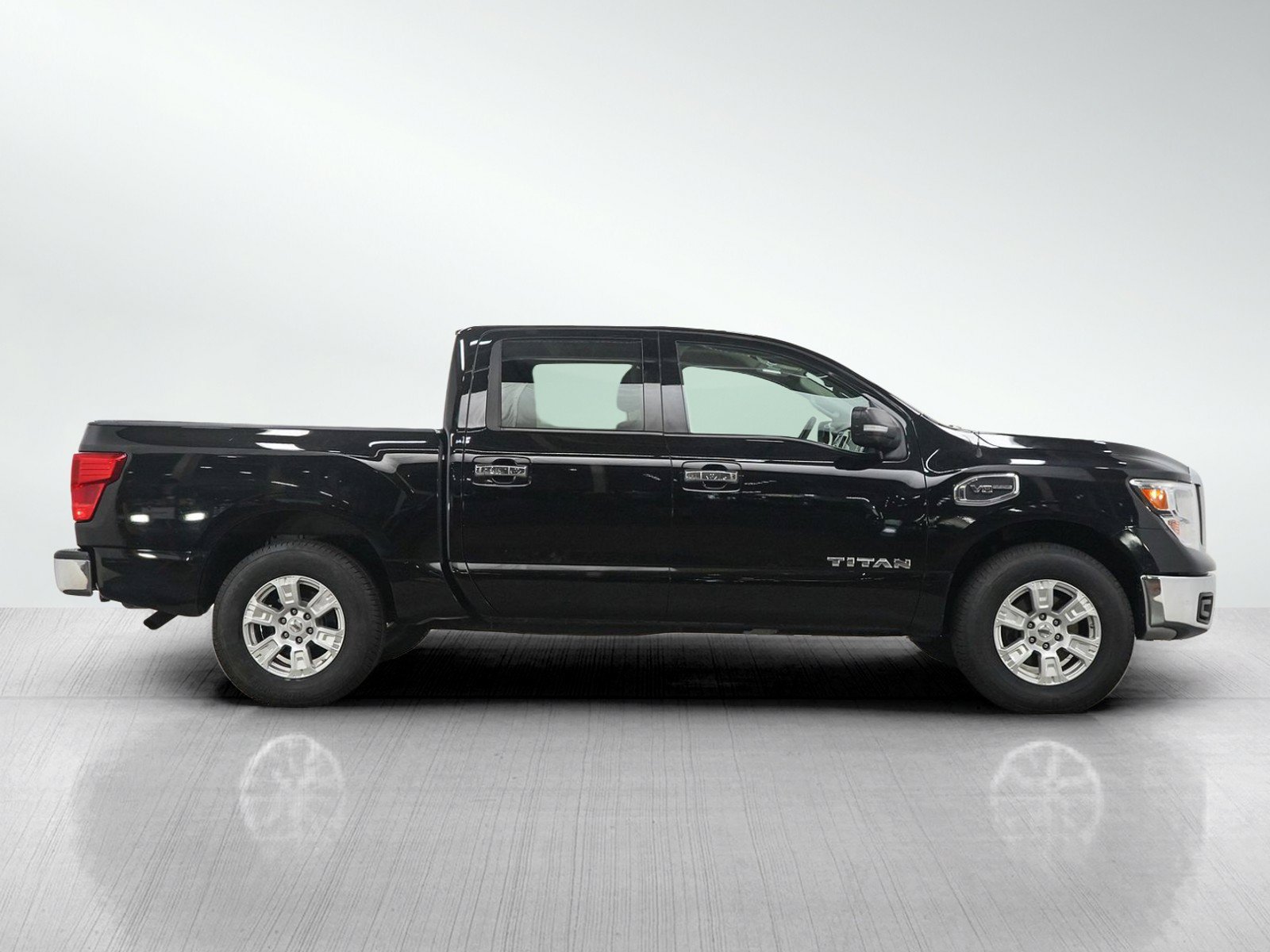 Used 2017 Nissan Titan SV AWD/4WD image 6