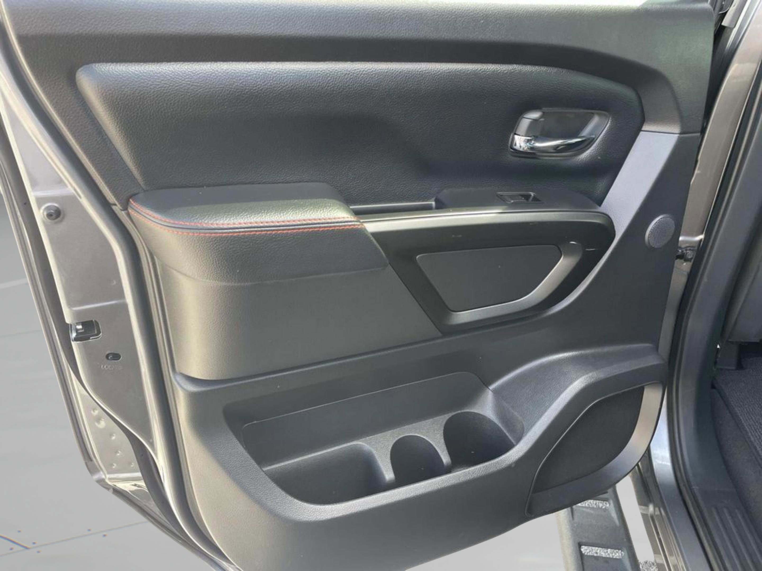 Used 2021 Nissan Titan PRO-4X w/ Pro-4x Convenience Package AWD/4WD image 15