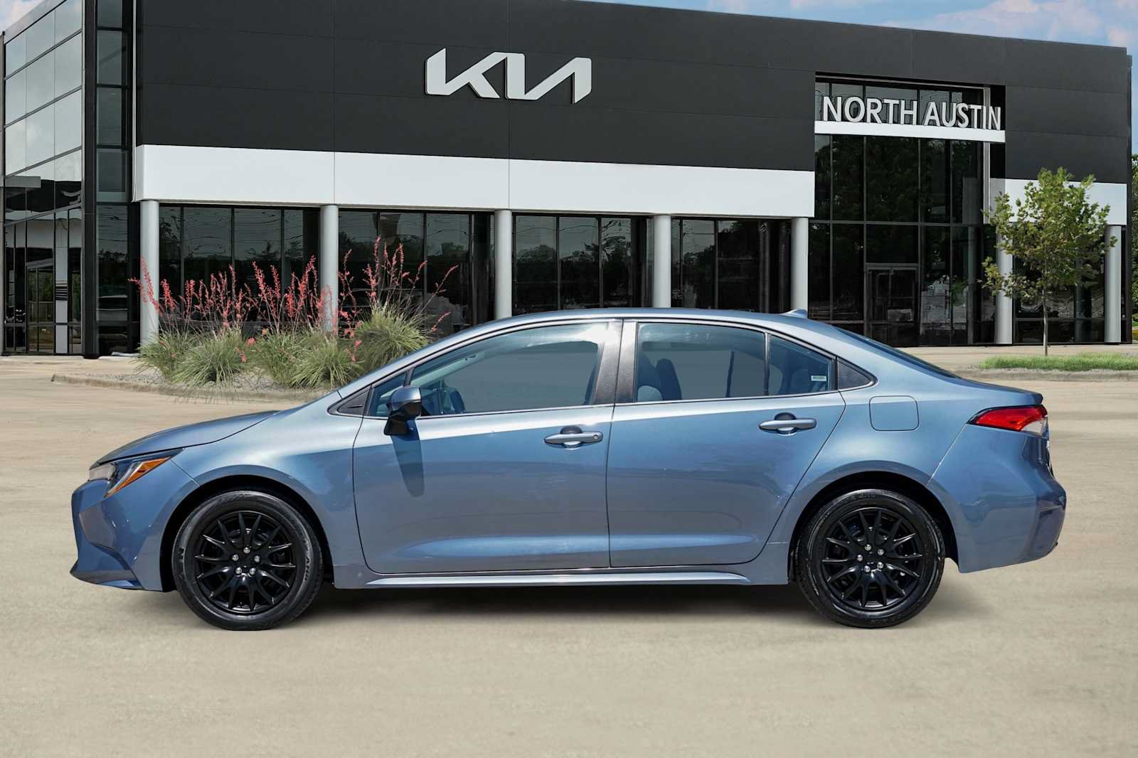 Used 2022 Toyota Corolla LE FWD image 3