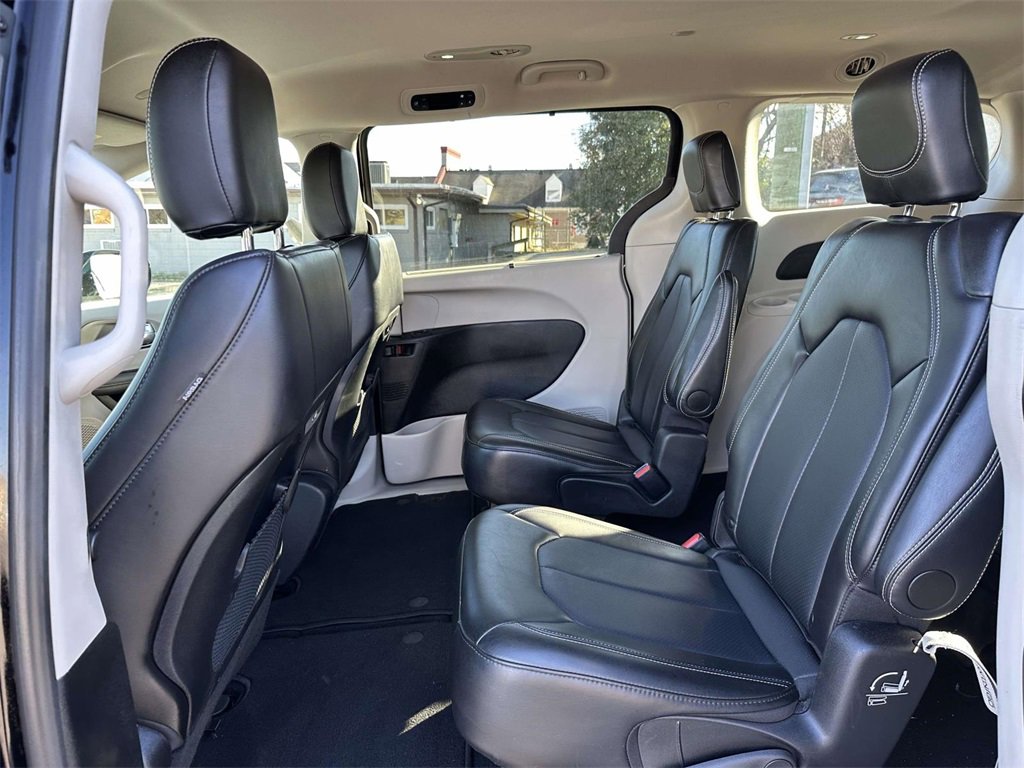Used 2024 Chrysler Pacifica Touring-L image 15
