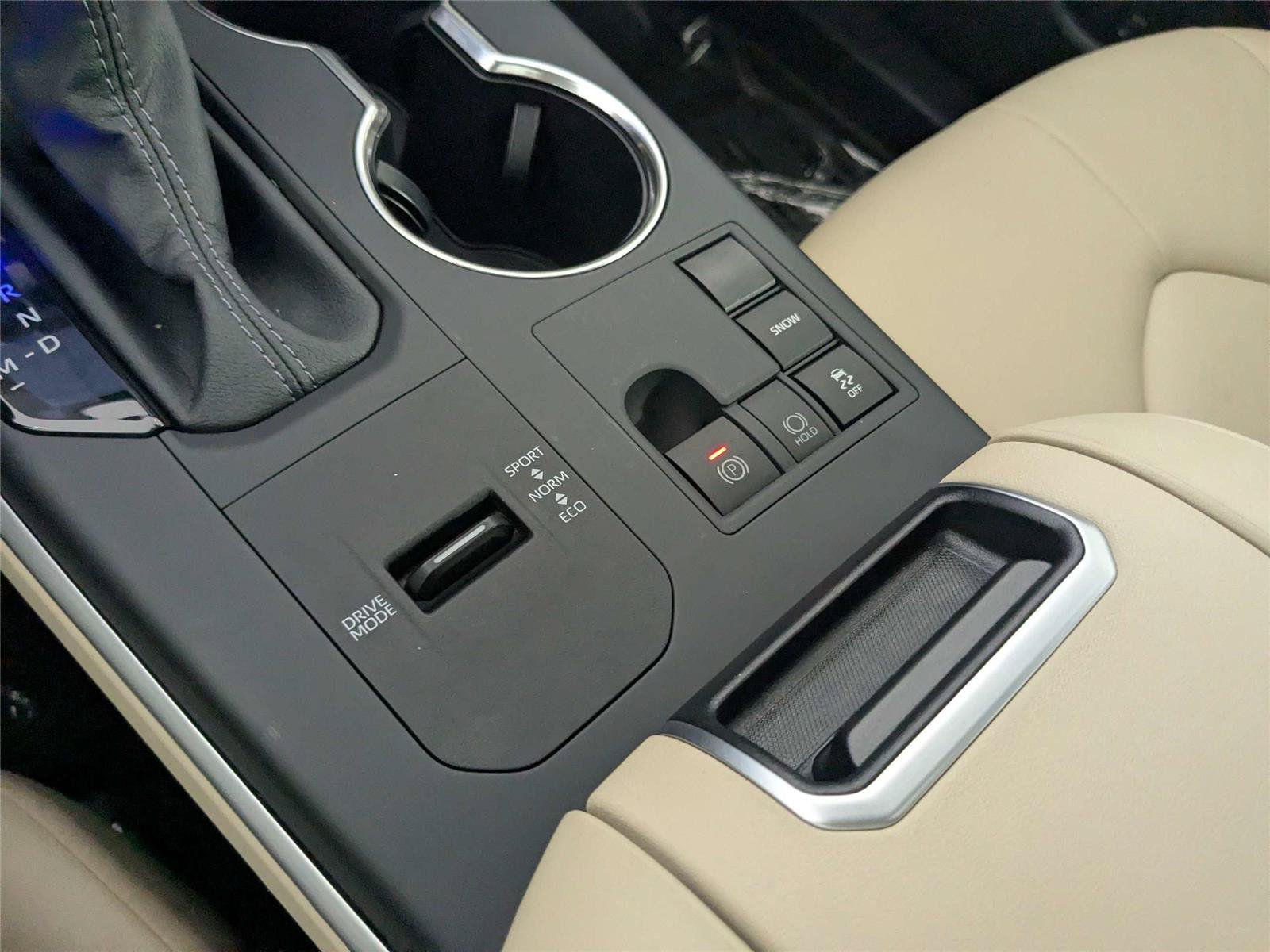 Certified 2025 Toyota Highlander XLE FWD image 26
