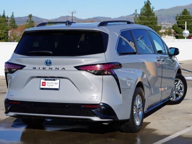 Used 2023 Toyota Sienna XSE image 6