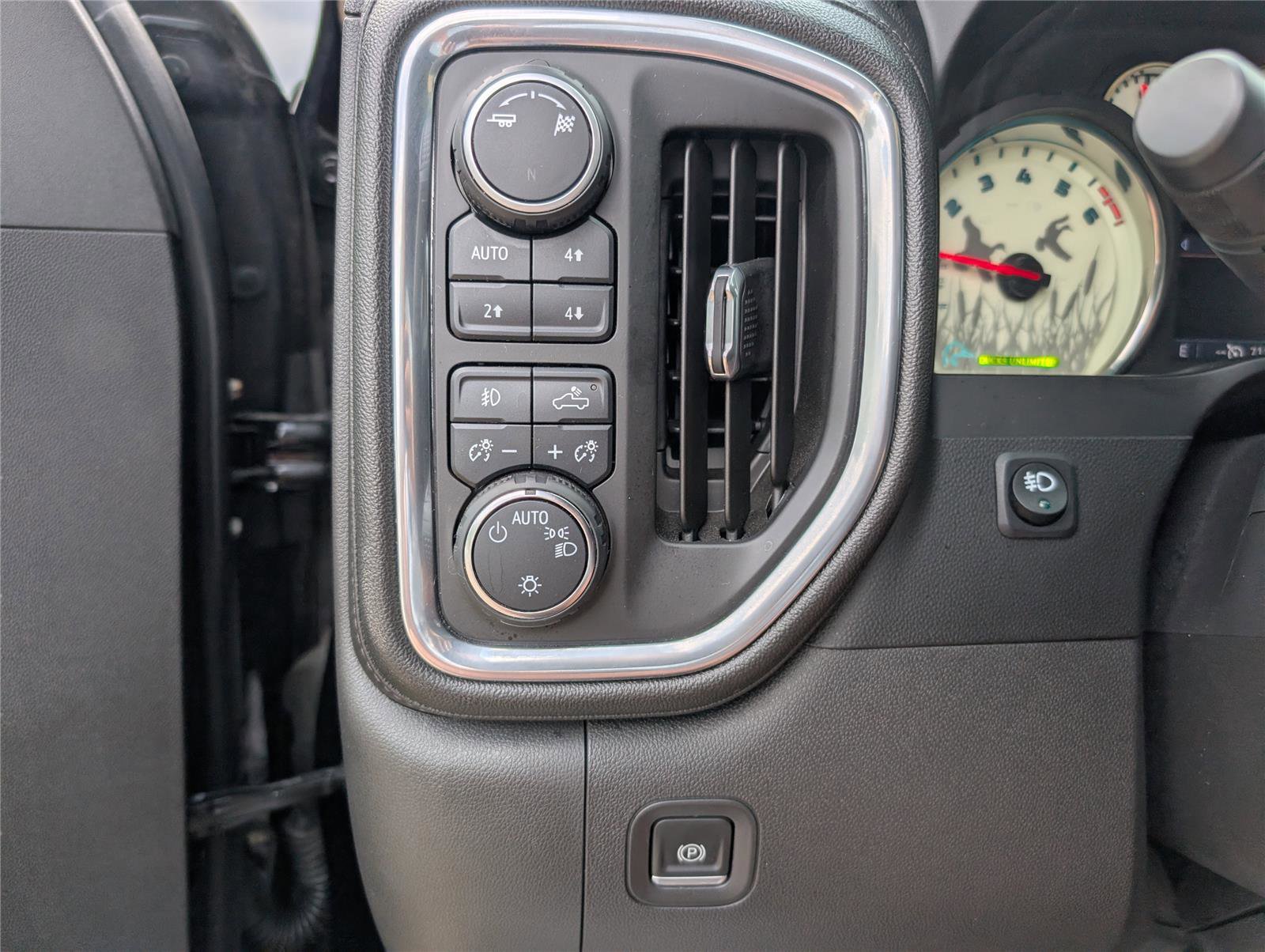 Used 2019 Chevrolet Silverado 1500 RST image 16