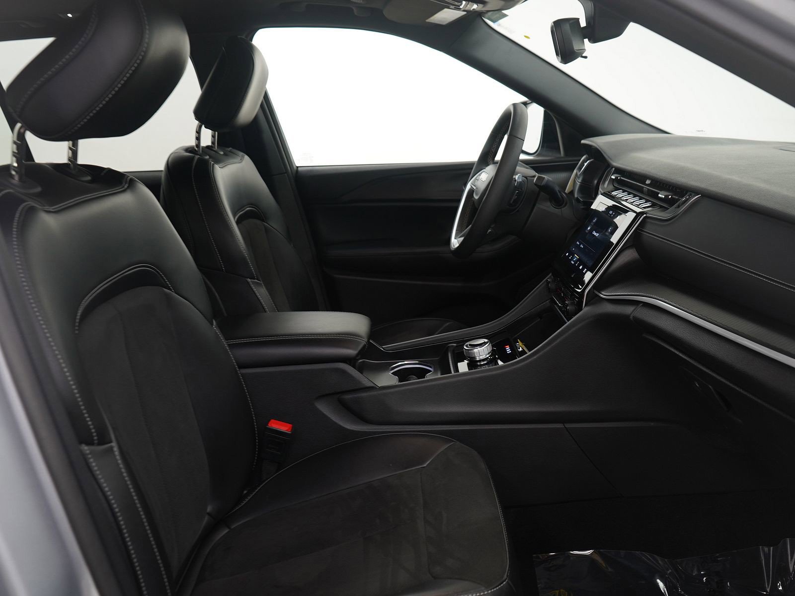 Used 2024 Jeep Grand Cherokee Altitude image 11