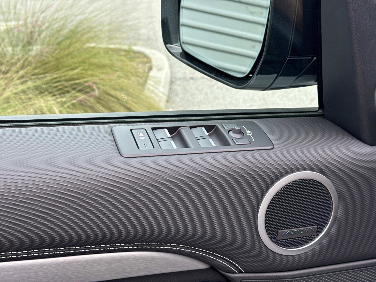 Certified 2025 Land Rover Discovery Dynamic SE image 18