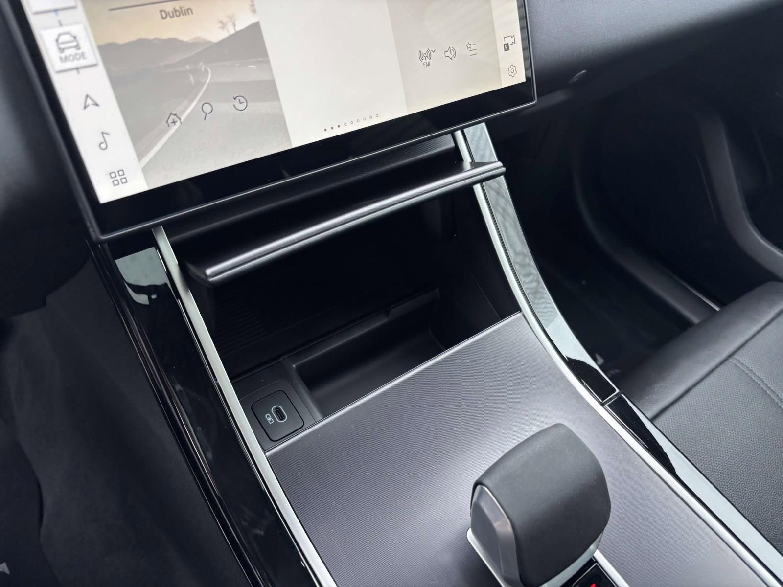 New 2026 Land Rover Range Rover Velar Dynamic SE image 17