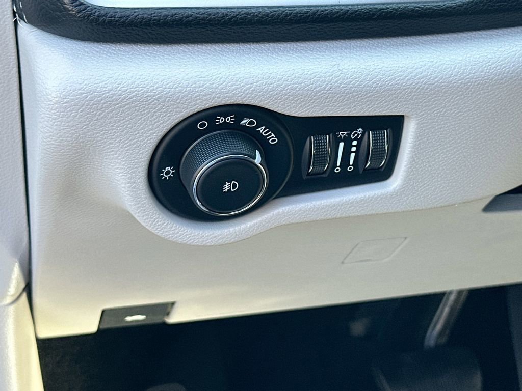 Used 2024 Chrysler Pacifica Select FWD image 10