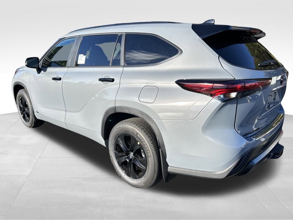 New 2025 Toyota Highlander XLE image 3