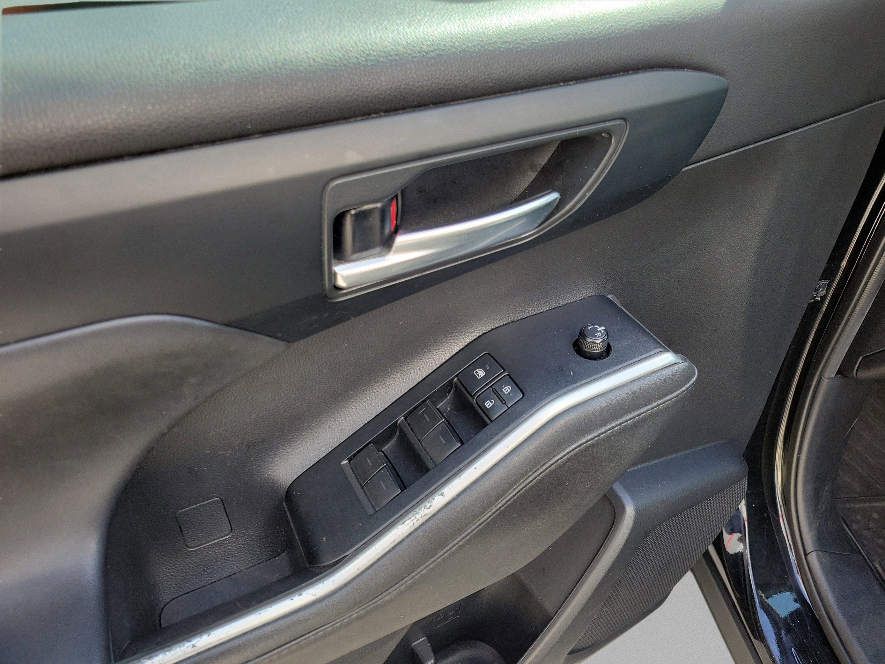 Used 2021 Toyota Highlander XLE AWD/4WD image 27