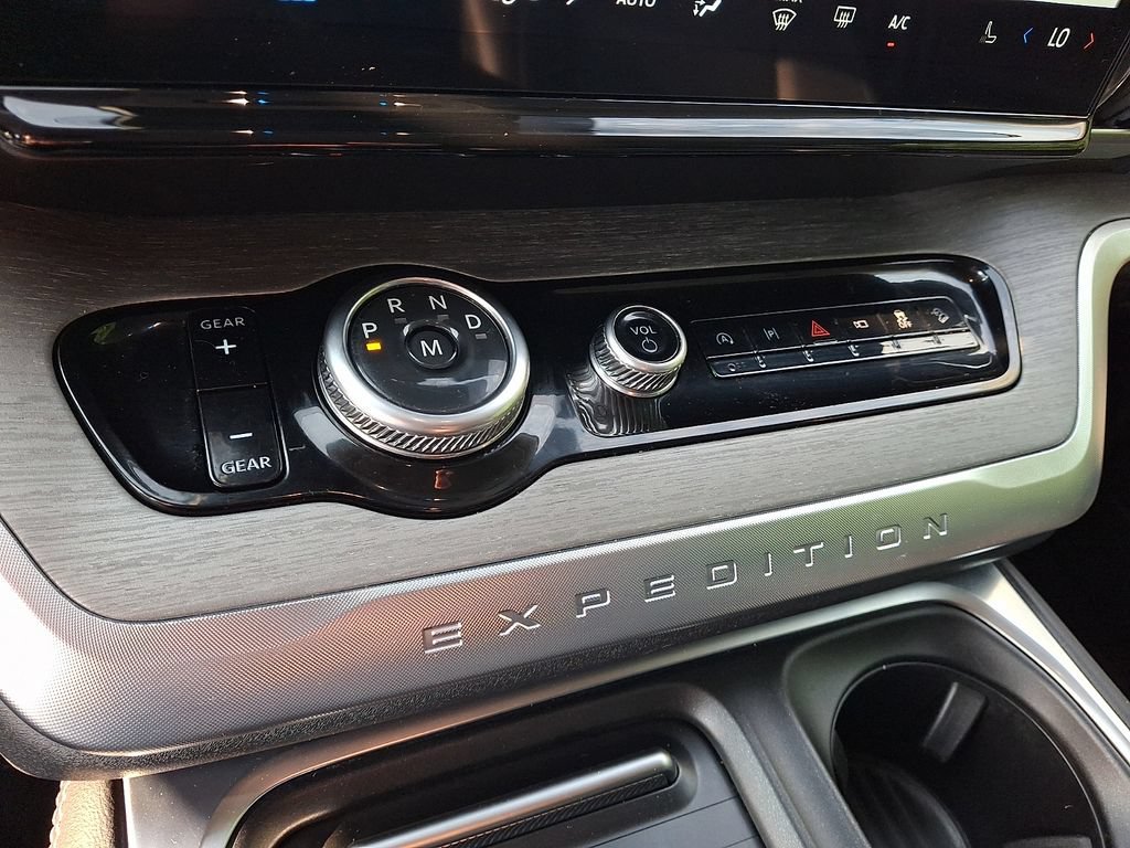Used 2025 Ford Expedition Max Platinum AWD/4WD image 16