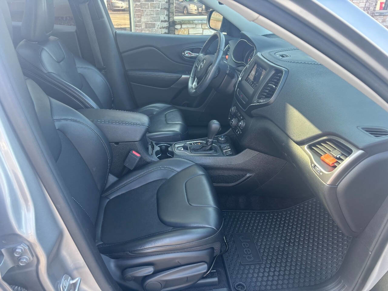 Used 2019 Jeep Cherokee Latitude Plus w/ Comfort/Convenience Group image 16