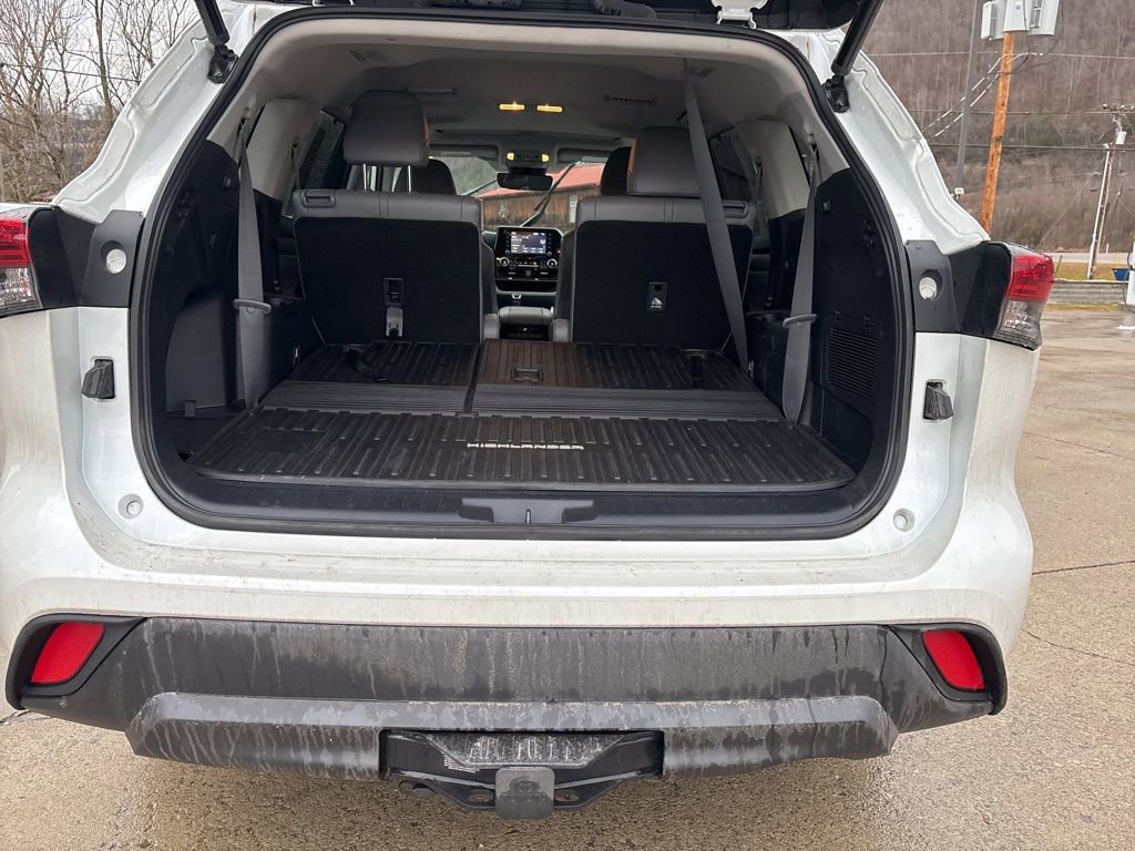 Used 2022 Toyota Highlander XLE image 18