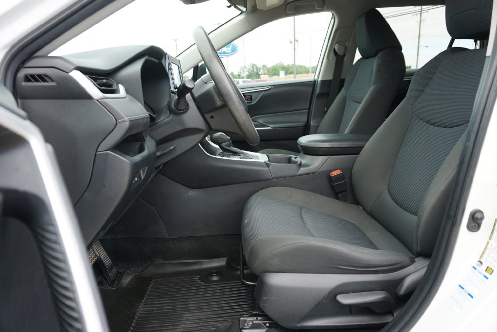 Used 2022 Toyota RAV4 LE AWD/4WD image 16