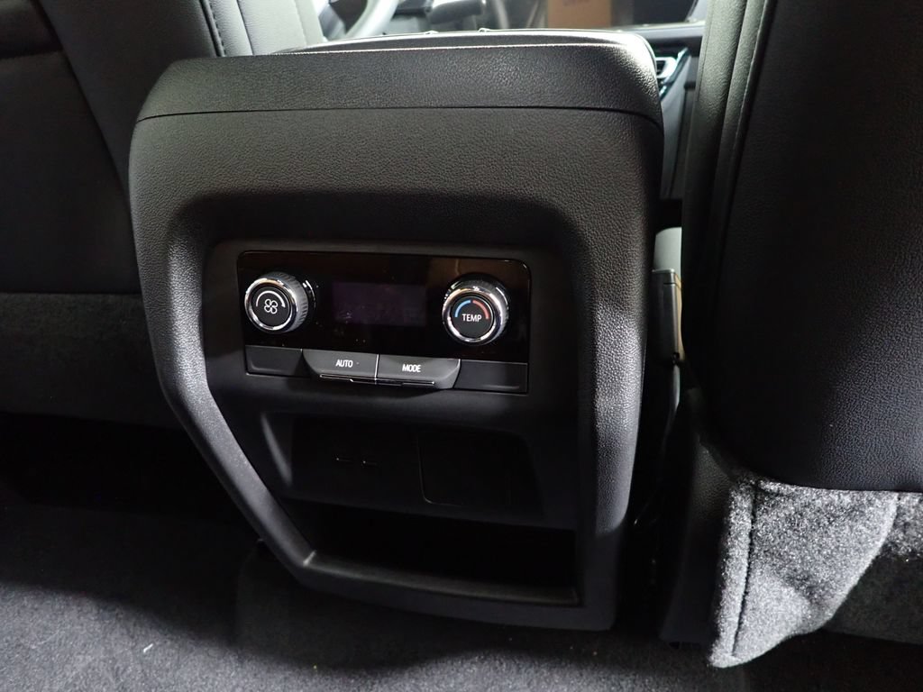 New 2027 Chevrolet Traverse Z71 w/ LPO, Floor Liner Package AWD/4WD image 39