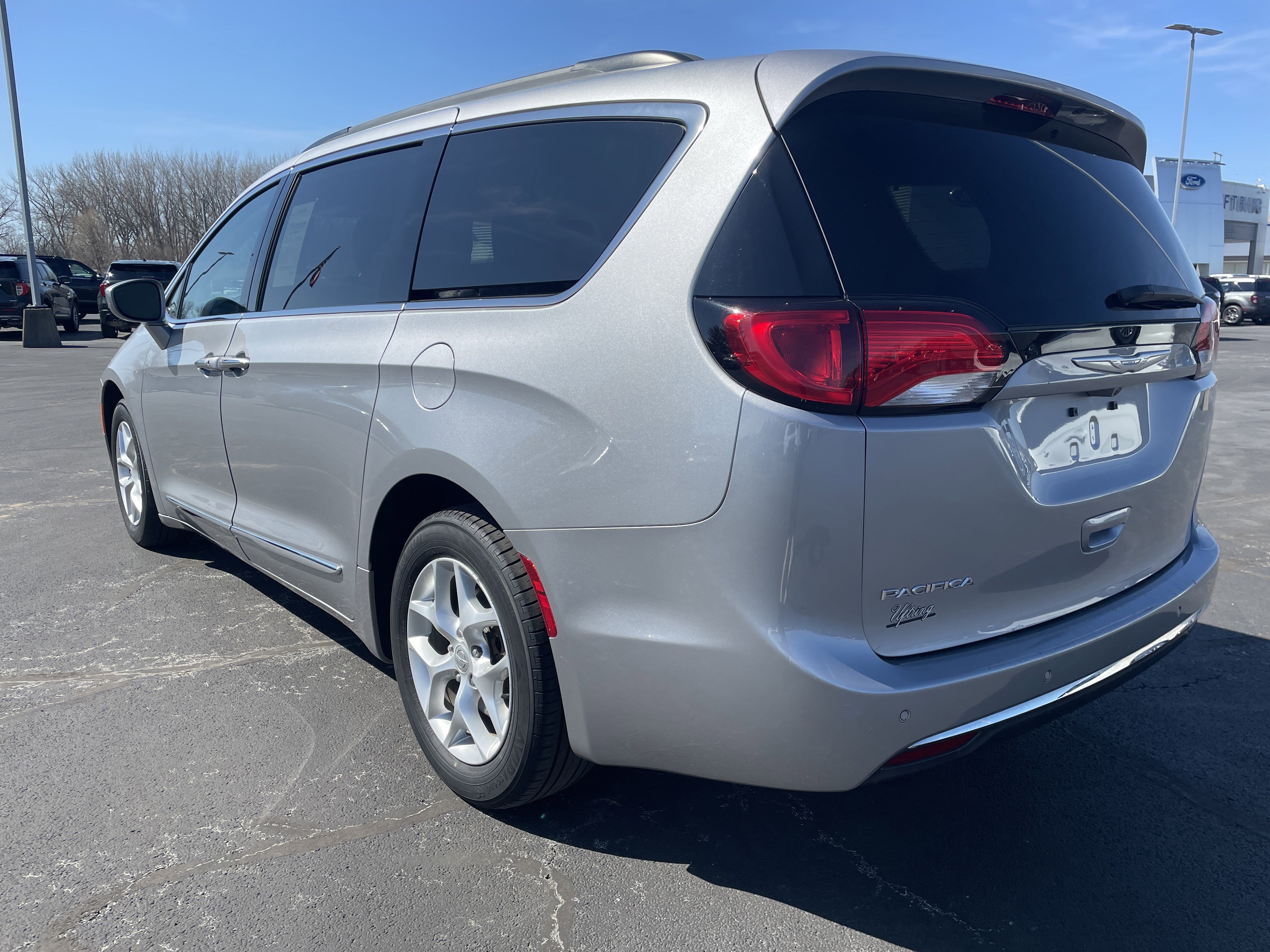 Used 2017 Chrysler Pacifica Touring-L w/ Tire & Wheel Group image 3