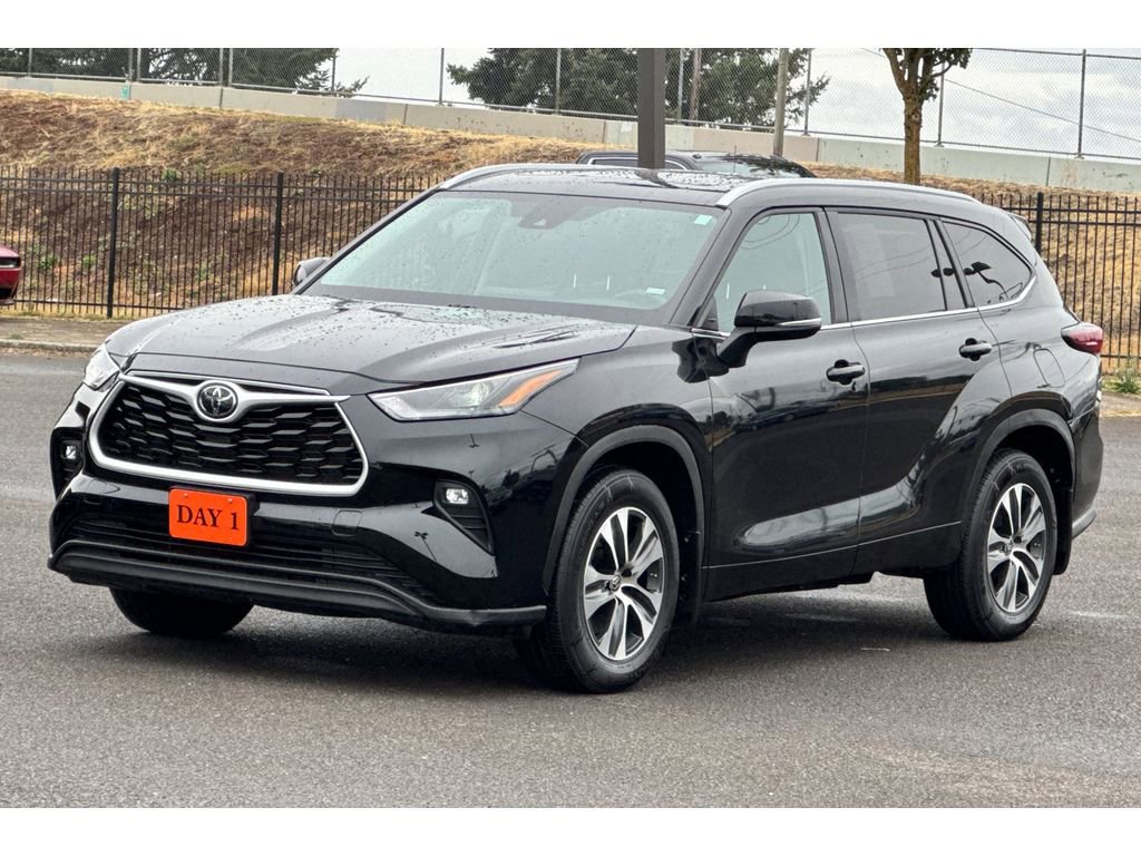 Used 2024 Toyota Highlander XLE image 10