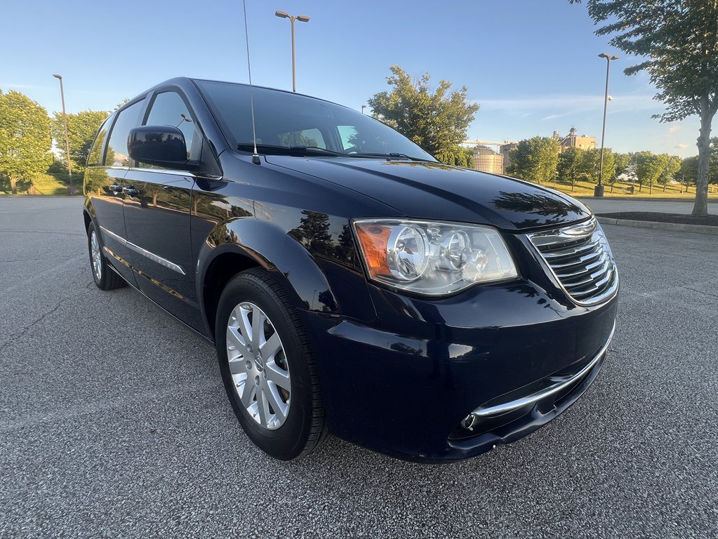 Used 2014 Chrysler Town & Country Touring FWD image 7