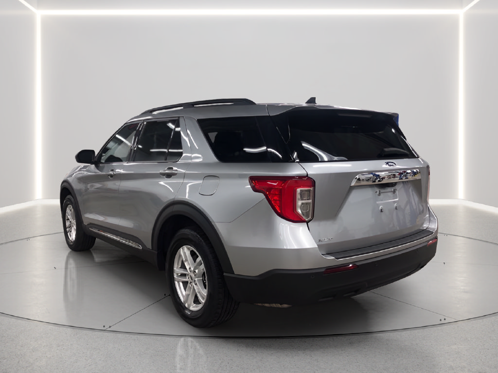 Used 2024 Ford Explorer XLT AWD/4WD image 3
