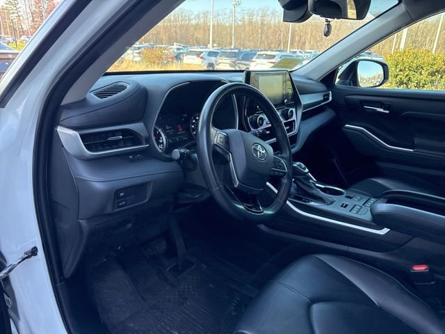 Used 2021 Toyota Highlander XLE AWD/4WD image 25