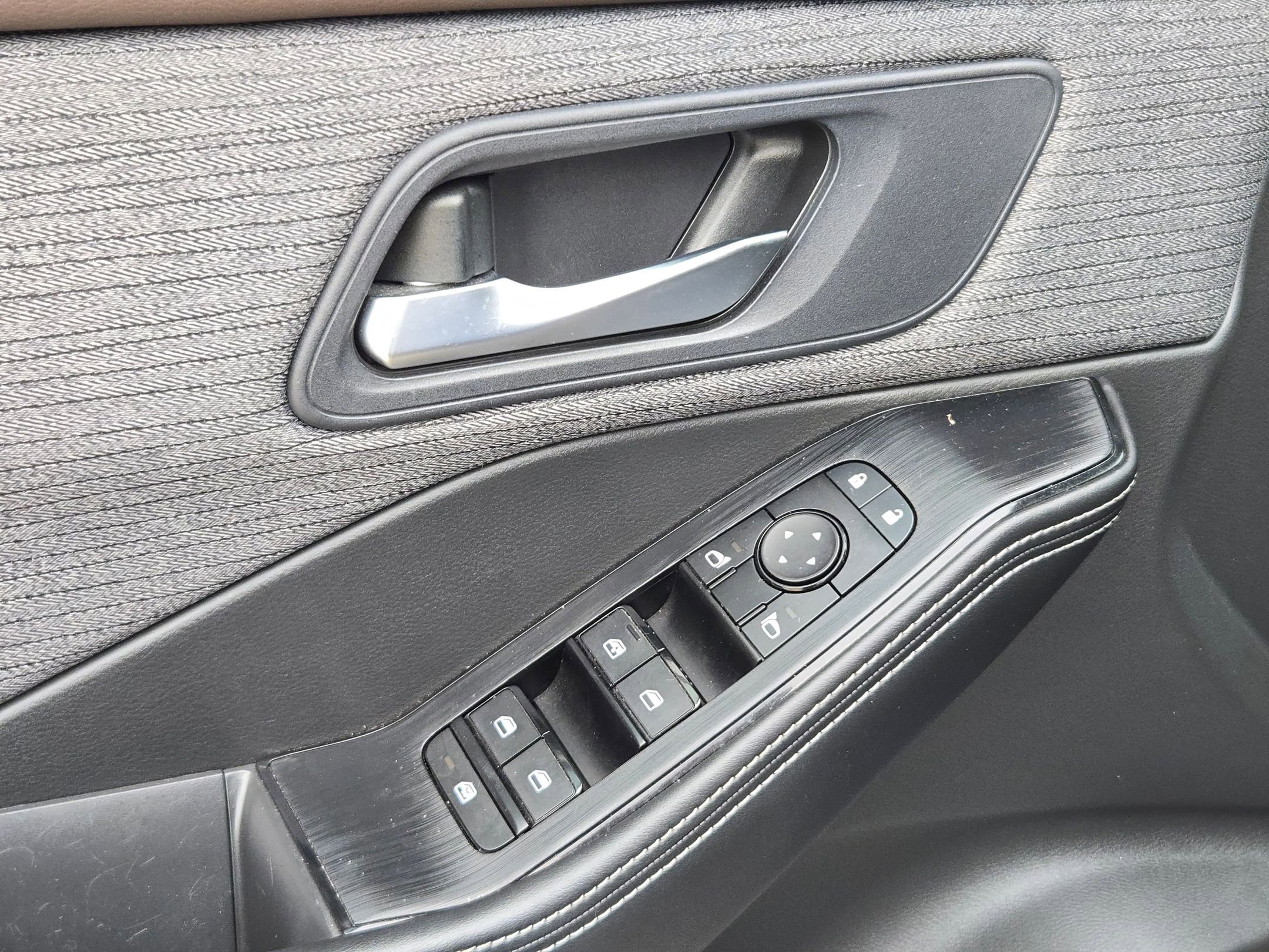 Used 2023 Nissan Rogue SV image 12