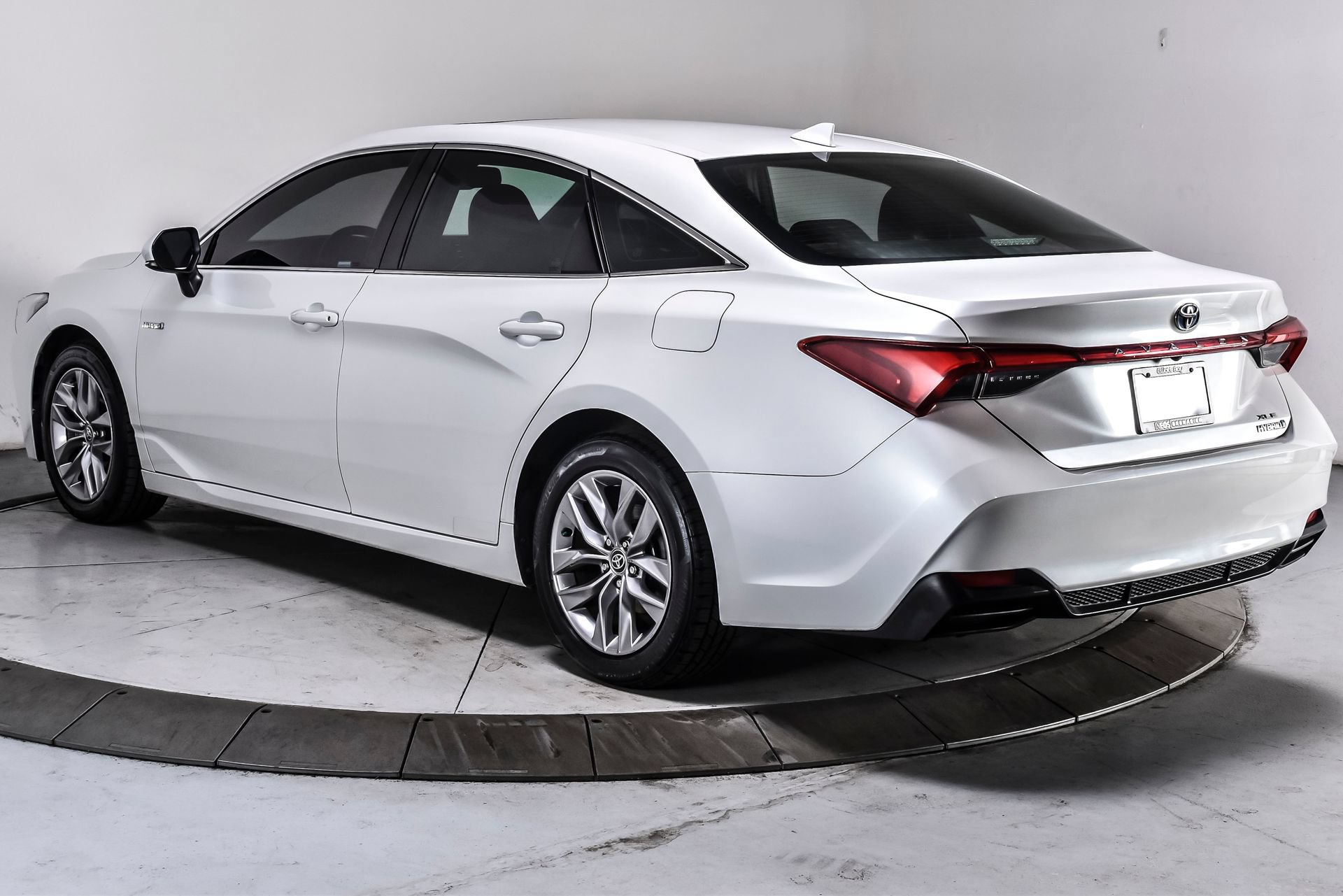 Used 2020 Toyota Avalon XLE w/ Moonroof Package FWD image 4