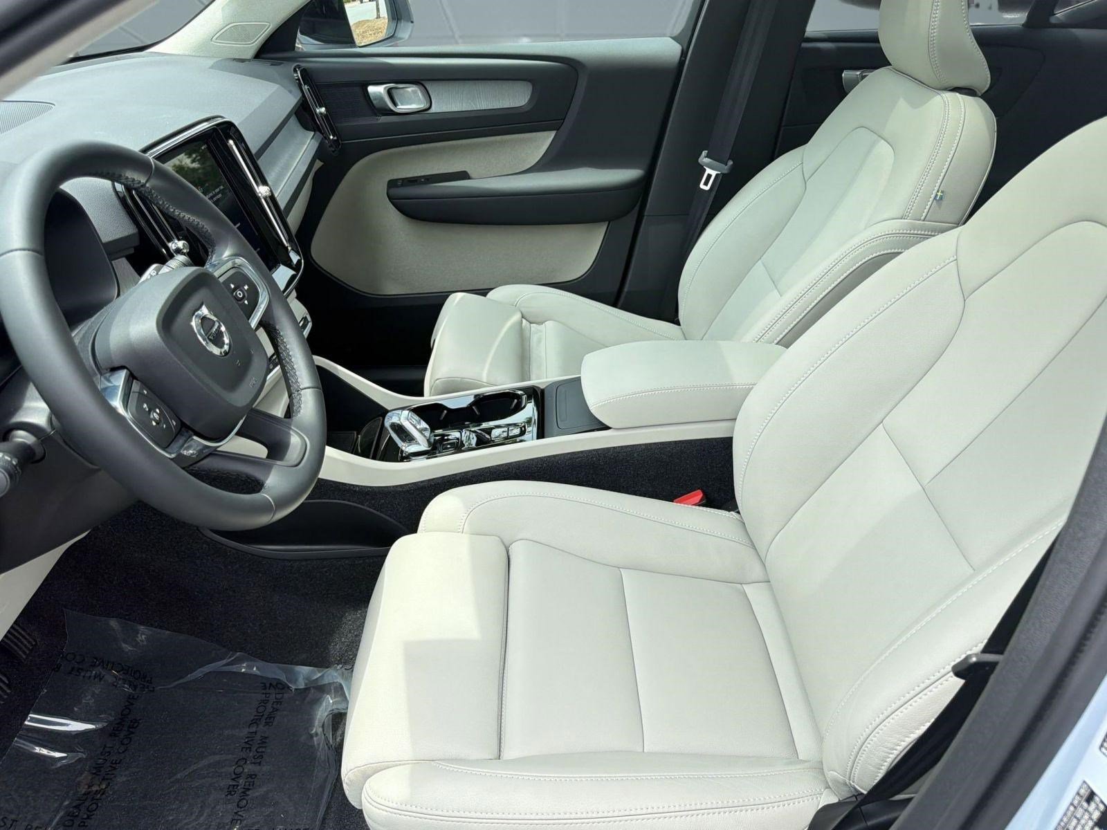 Certified 2026 Volvo XC40 B5 Plus AWD/4WD image 5