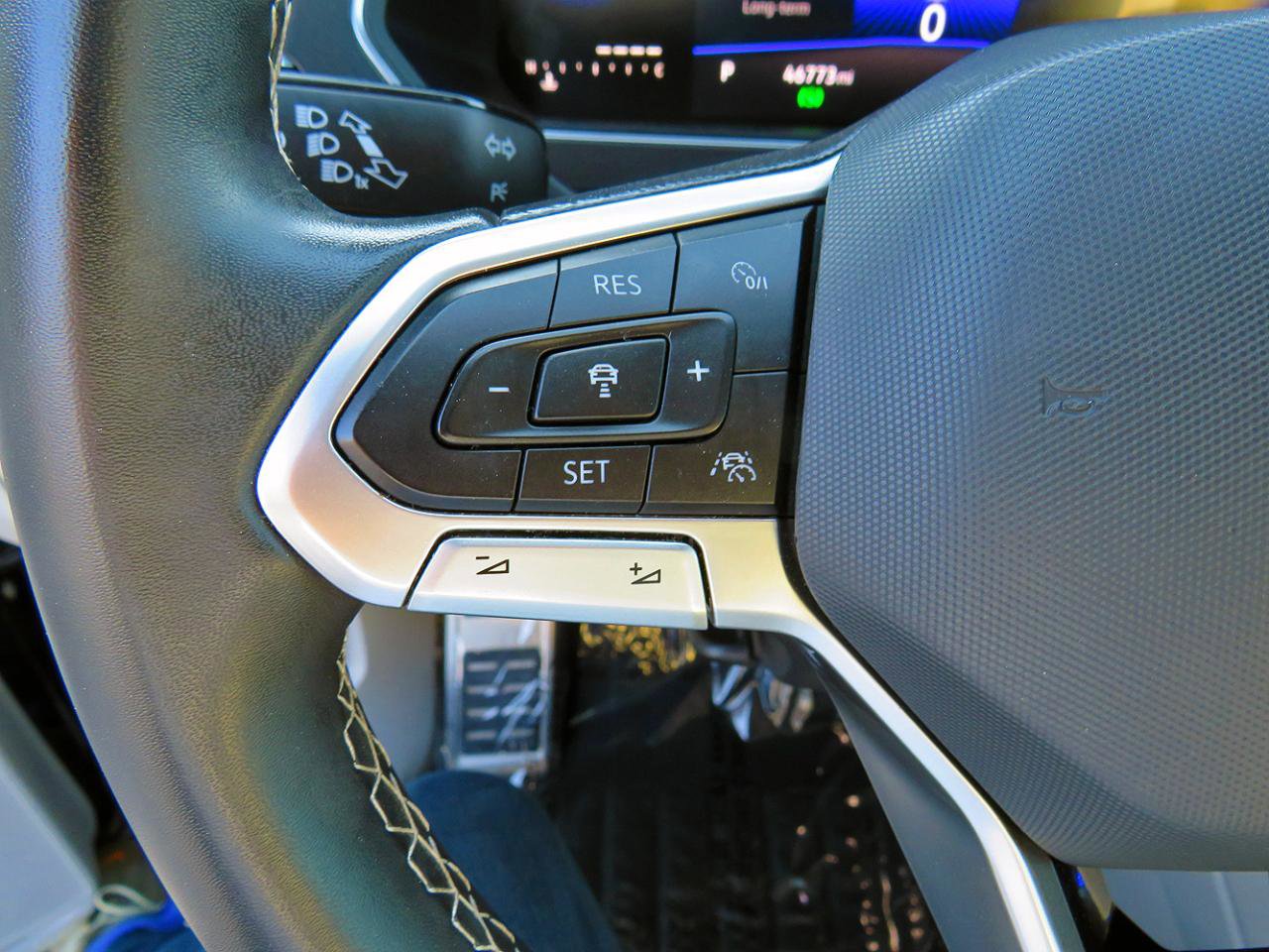 Used 2023 Volkswagen Tiguan SE R-Line FWD image 29