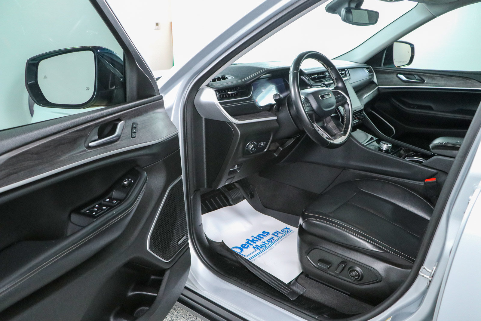 Used 2021 Jeep Grand Cherokee L Limited RWD image 3