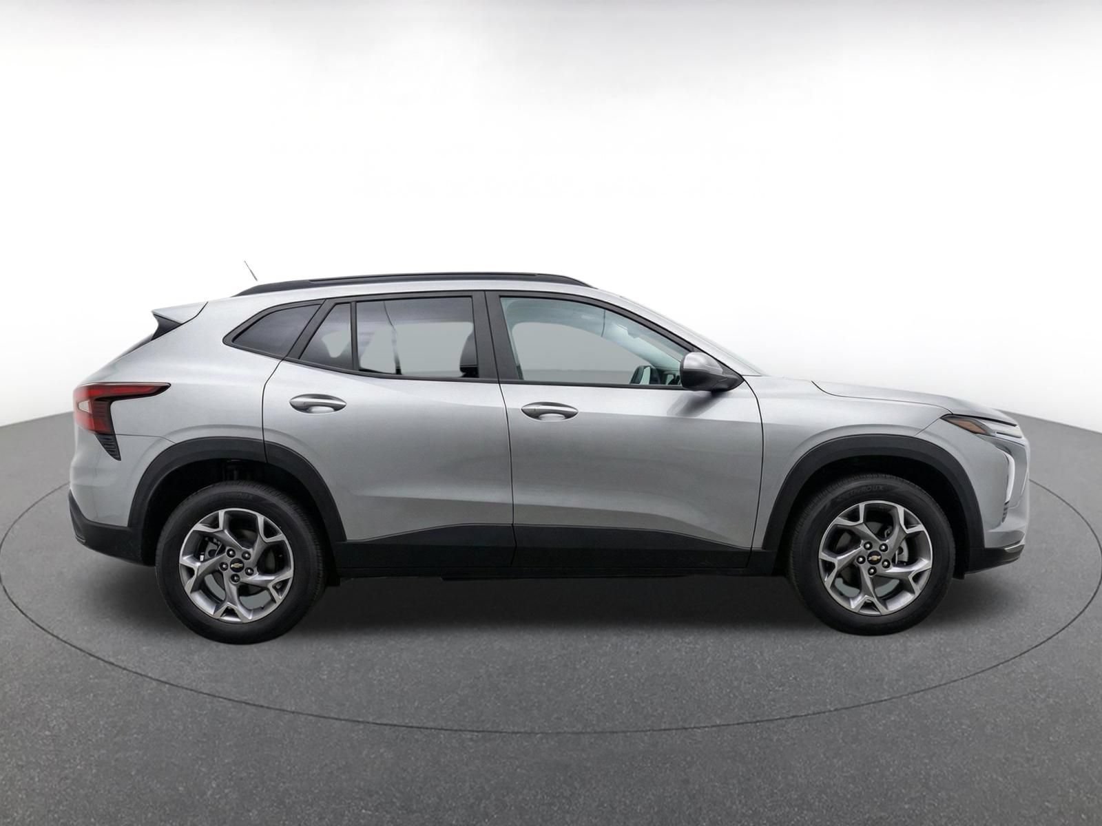 Used 2025 Chevrolet Trax LT FWD image 11