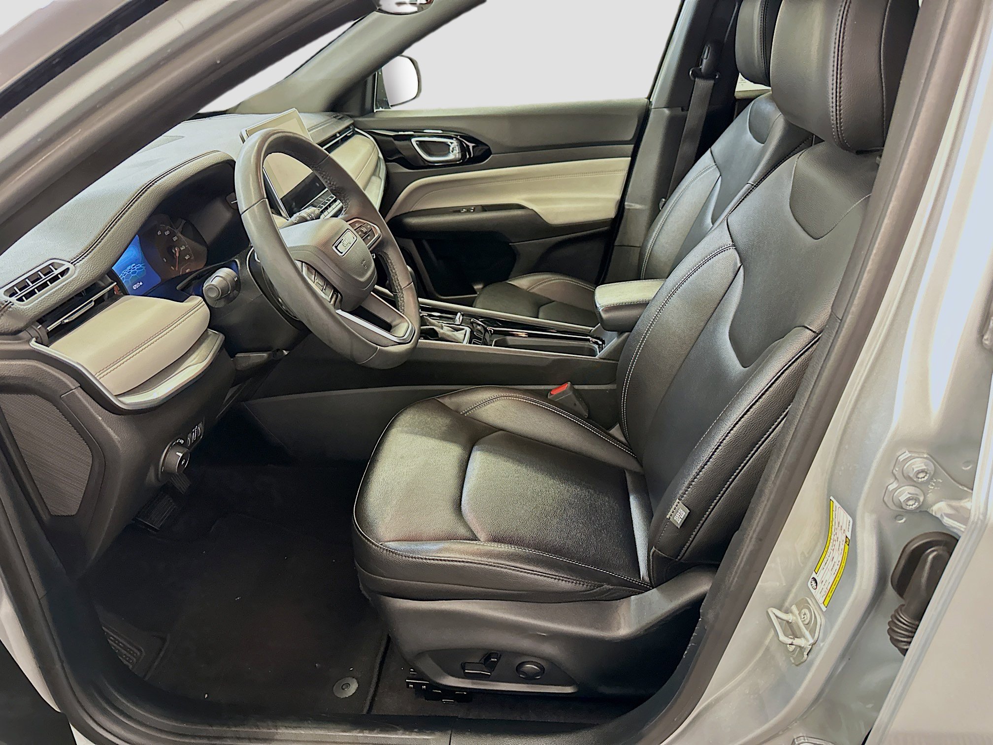 Used 2025 Jeep Compass Limited image 13